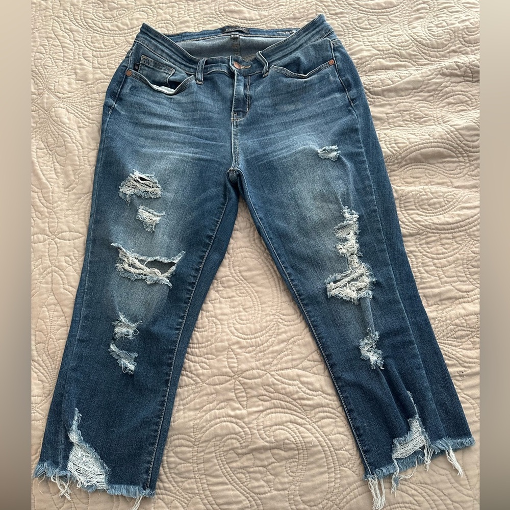 Judy Blue Ripped Capri Jeans in Blue